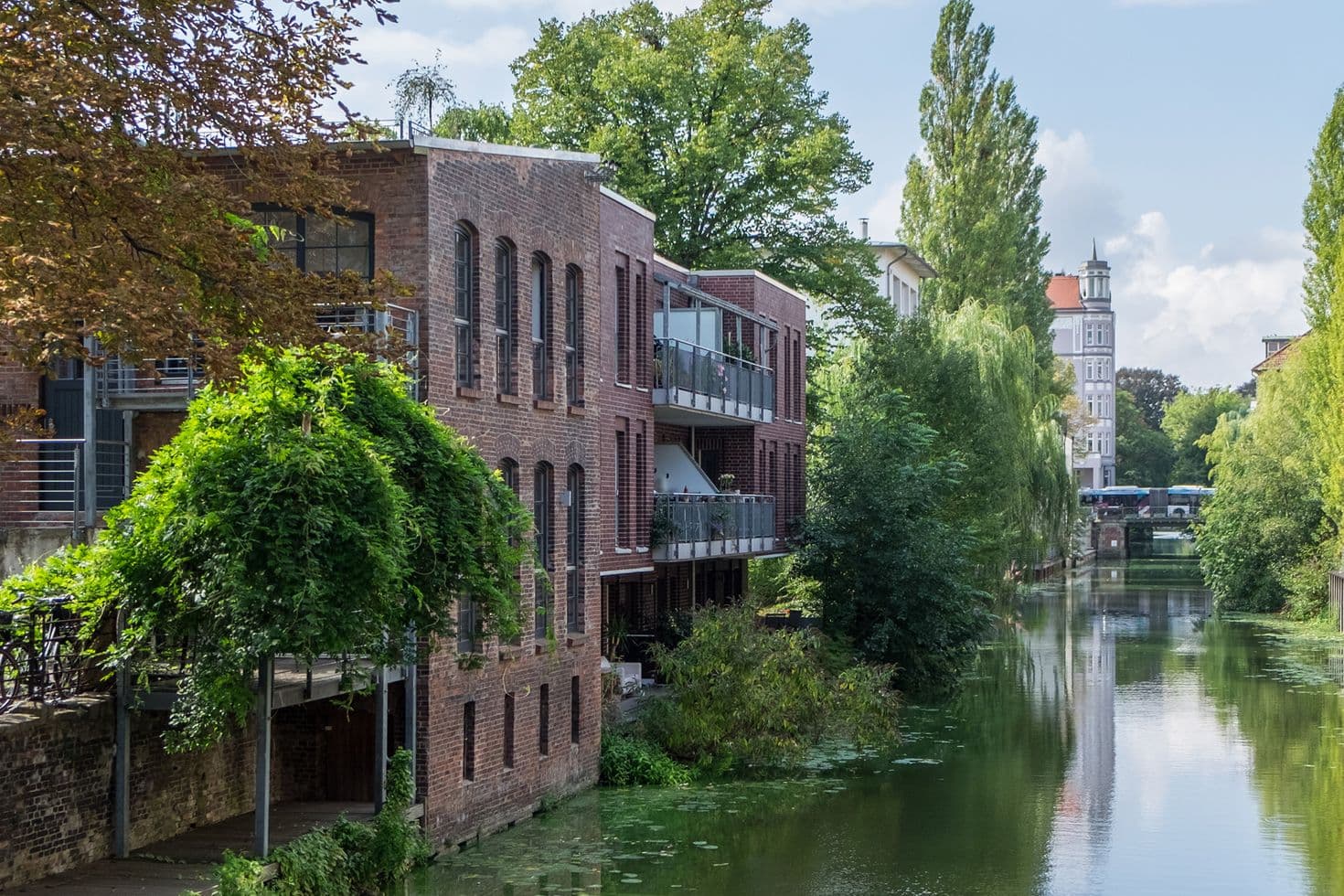Außenansicht des Backsteingebäudes an der Alster, in dem die nexum ihr Hamburger Büro hat.